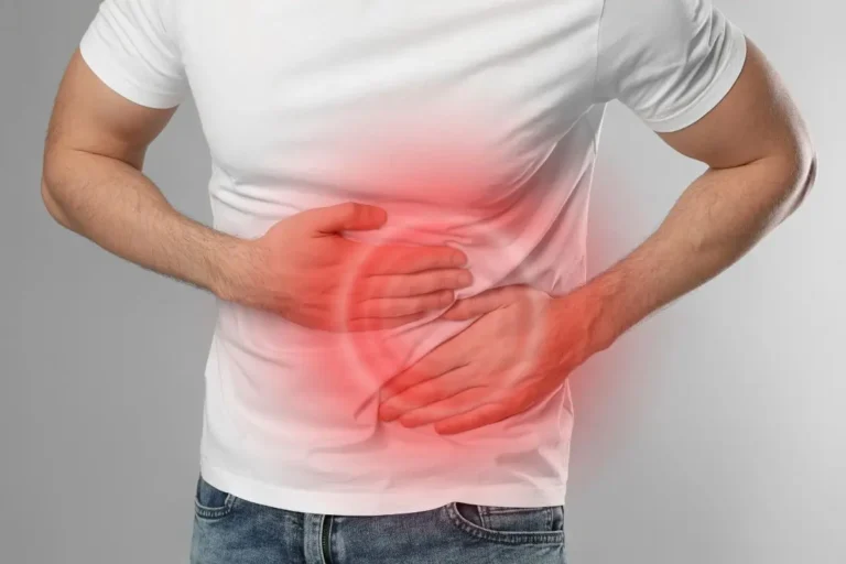 homem com dor do lado esquerdo da barriga.