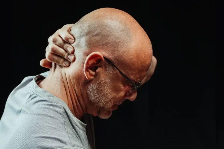 Dor na parte de trás da cabeça: 8 causas comuns e quando se preocupar 6 Dor na parte de trás da cabeça.