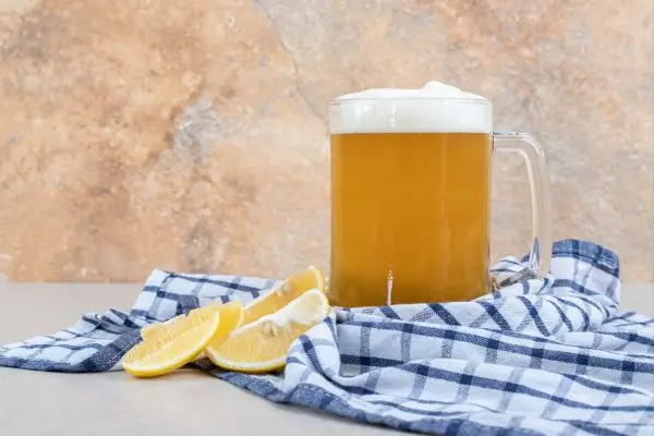 Limão com cerveja faz mal? Descubra os riscos e quando evitar essa mistura 2 Copo de cerveja com limões picados.