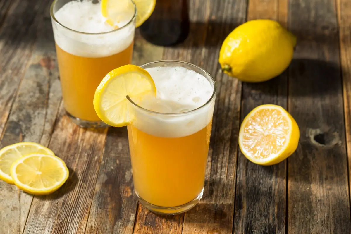 Limão com cerveja faz mal? Descubra os riscos e quando evitar essa mistura 1 copo de cerveja com limão.
