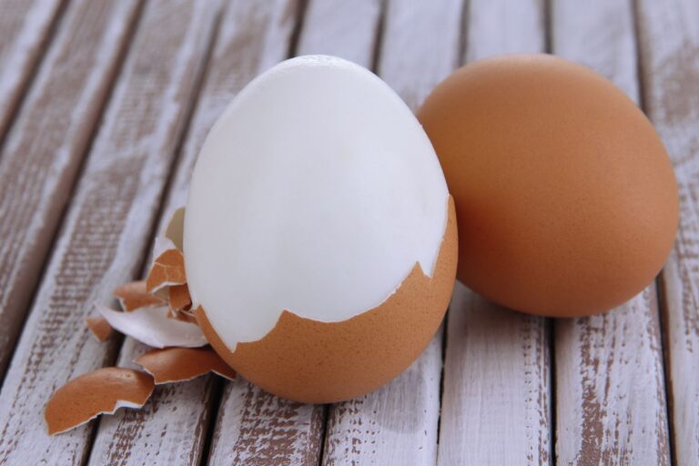 ovos cozidos com partes descascadas.