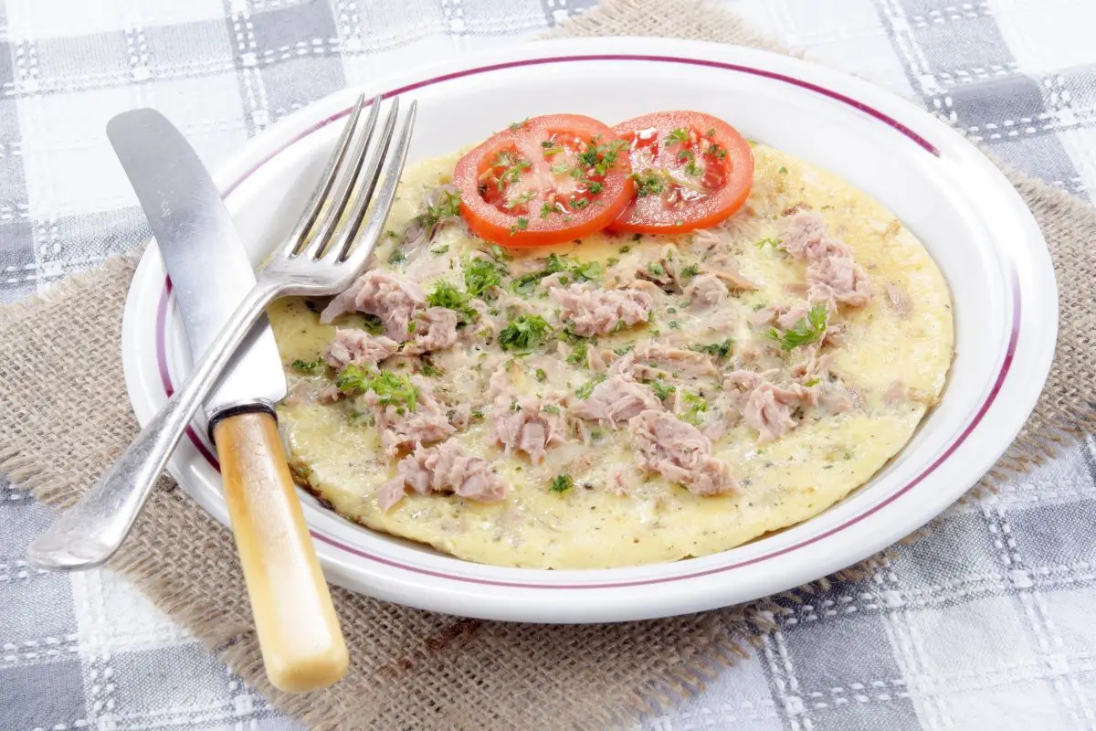 Omelete com atum: combinação surpreendentemente deliciosa e saudável 1 Omelete com atum.