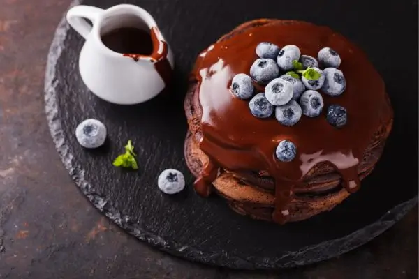 Panqueca de whey de chocolate: receita fitness e deliciosa para o café da manhã 2 panqueca de whey.