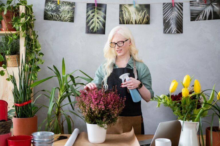 Pessoa com albinismo.