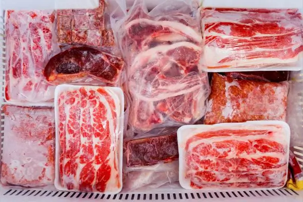 Pode congelar carne temperada? Descubra se essa prática é segura e vantajosa 2 carnes variadas congeladas.
