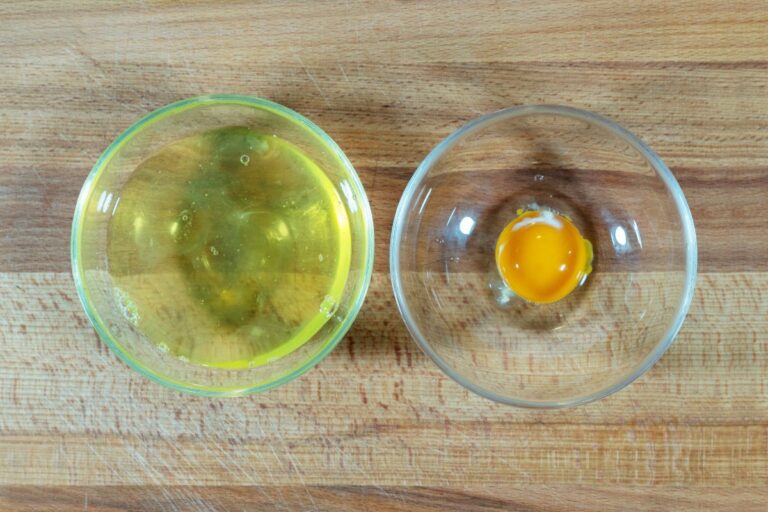 clara e gema do ovo separadas.