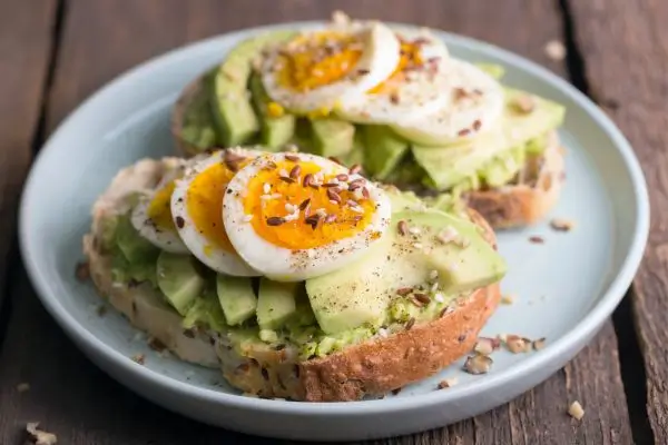 Sanduíche Abacatíssimo: a receita saudável que mata a fome e nutre em 5 minutos 2 sanduíche com abacate, ovos e vegetais.