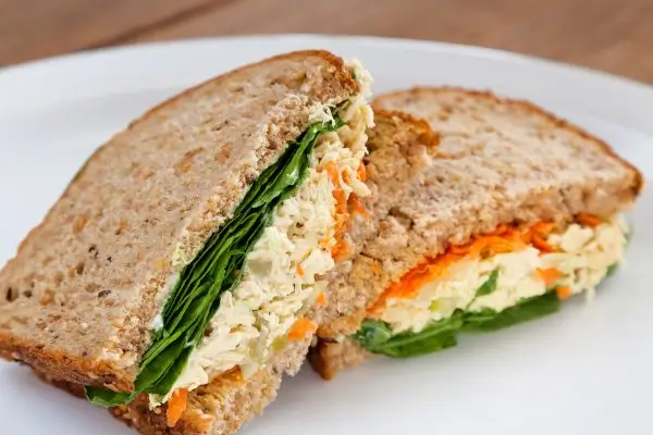 Sanduíche natural de frango fitness: receita saudável, low Carb e Sem Glúten 2 sanduíche natural de frango fitness.