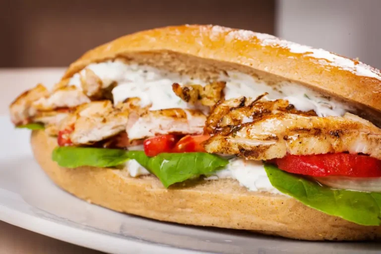 Sanduíche natural de frango fitness.