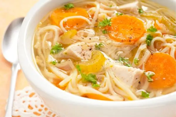 Sopa de frango e legumes é perfeita para esquentar as noites geladas 2 sopa de frango e legumes.