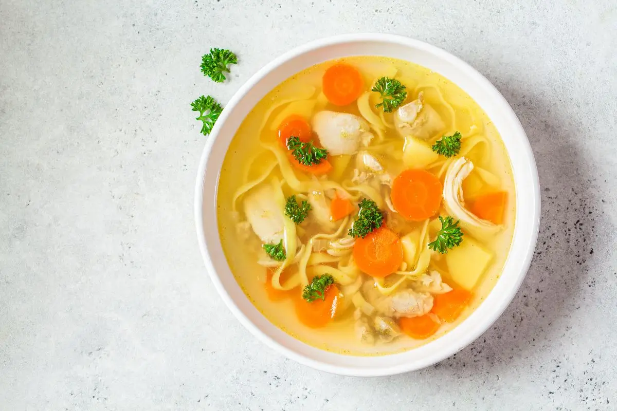 Sopa de frango e legumes é perfeita para esquentar as noites geladas 1 Sopa de frango e legumes.