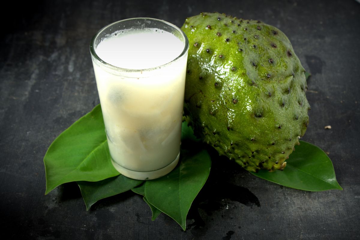 Suco de graviola faz mal para o fígado? Entenda os riscos e benefícios 1 suco natural de graviola e a fruta.