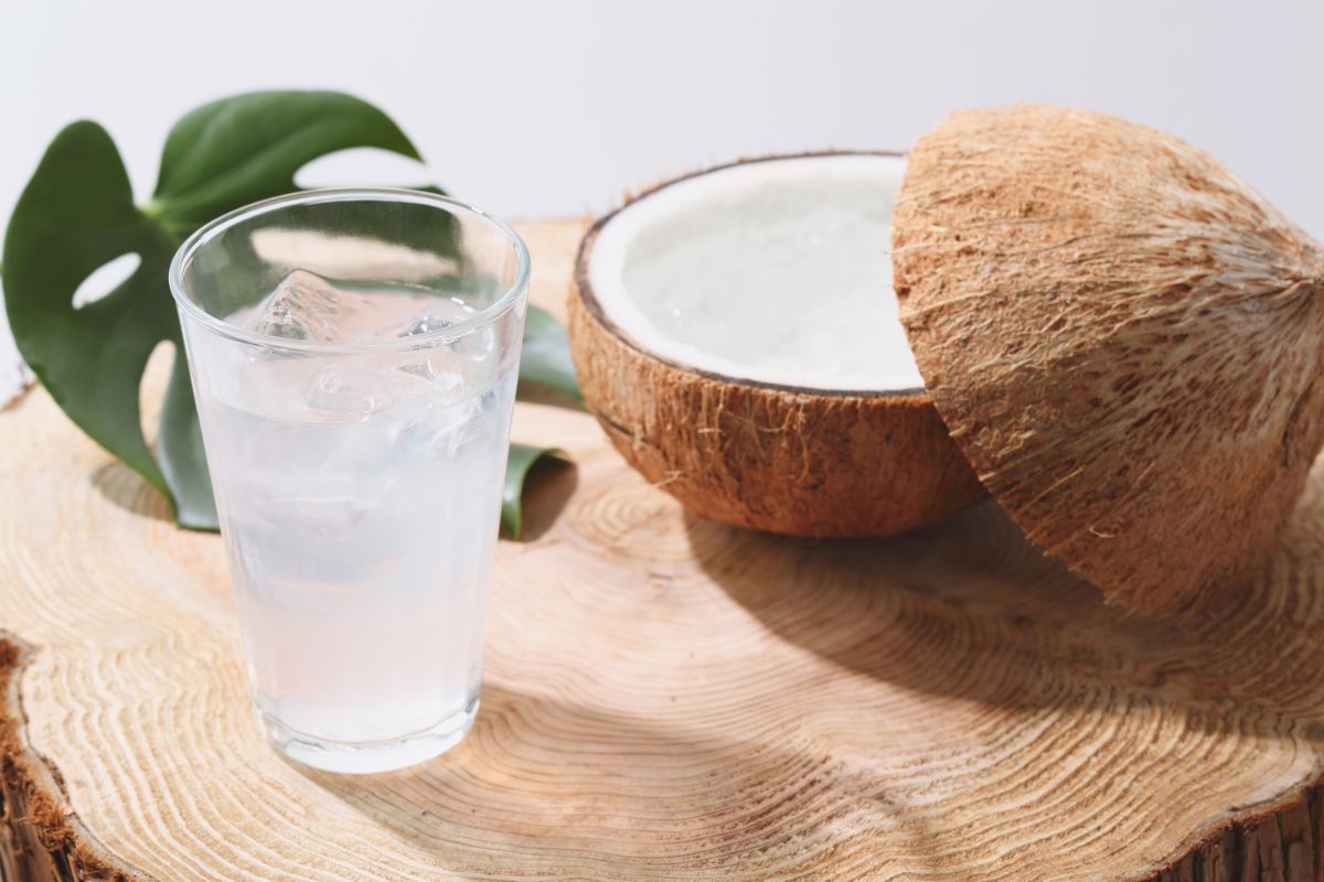 Água de coco quebra jejum? Saiba quando ela atrapalha seus resultados 1 Água de coco quebra jejum.
