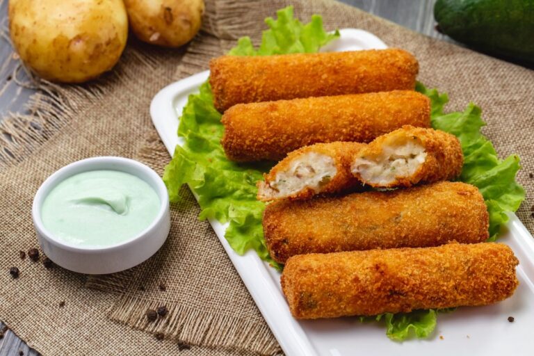 Bolinho caipira com frango.