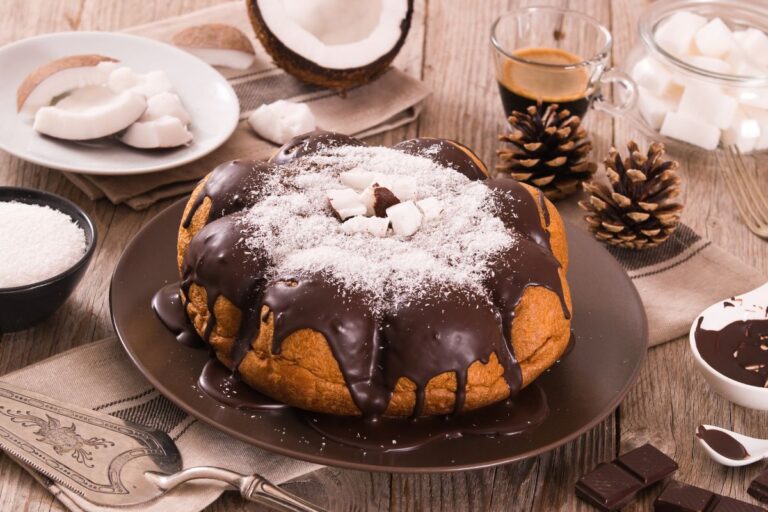 Bolo de coco com chocolate.