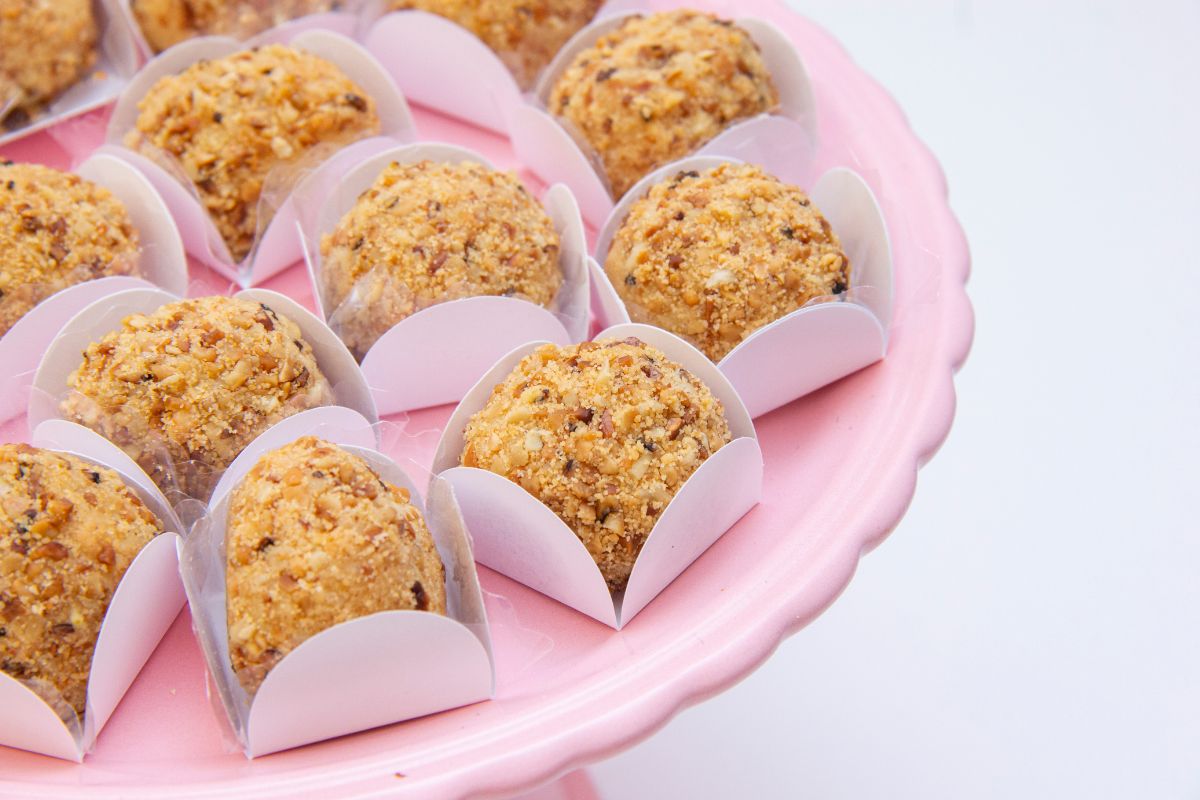 Brigadeiro de paçoca saudável: sobremesa leve, deliciosa e que não vai ao fogo 1 Brigadeiro de paçoca.