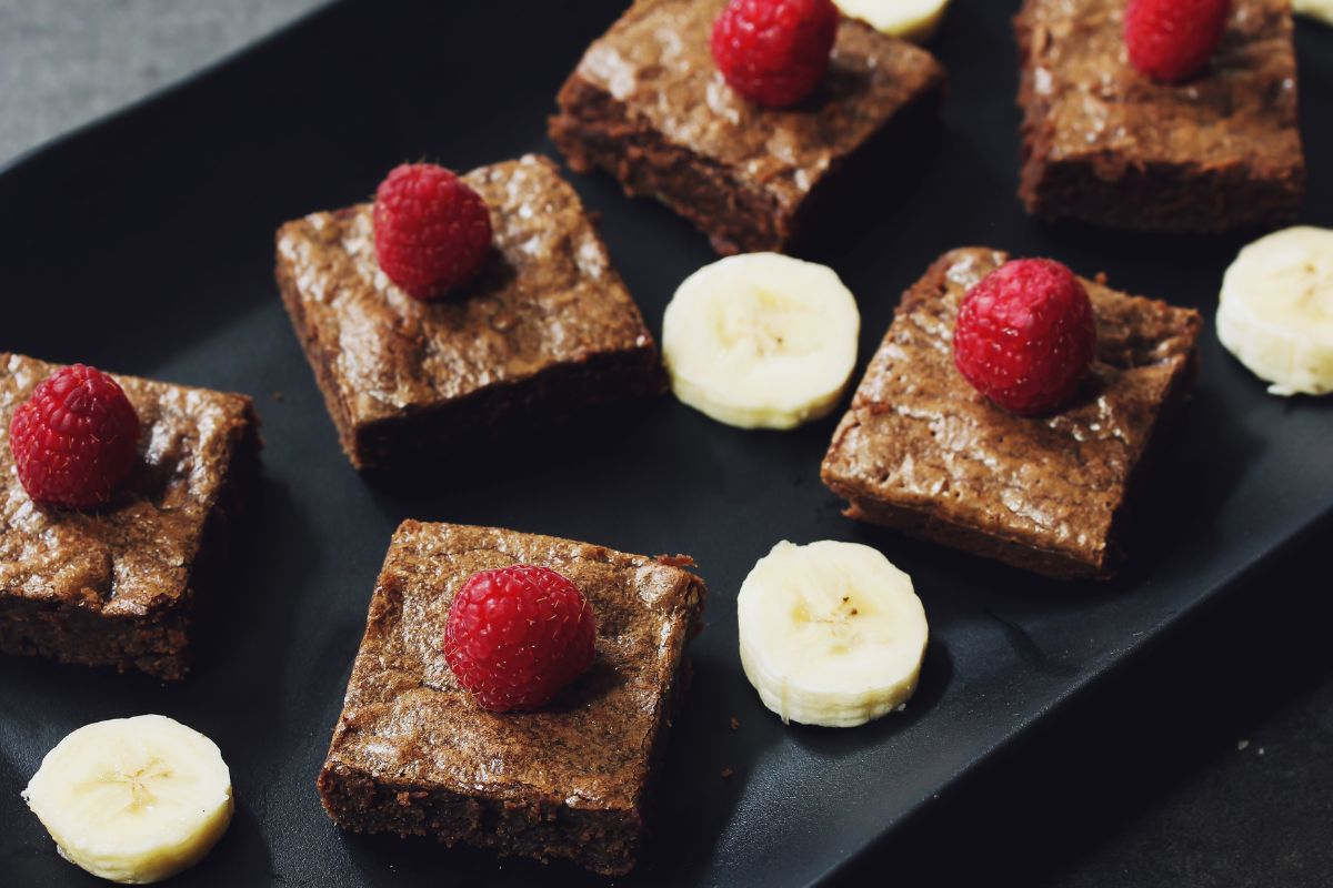 Brownie de banana é delicioso, fofinho e muito saudável 1 brownie de banana.