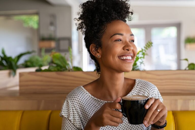 Mulheres que tomam café pela manhã envelhecem melhor, revela pesquisa de Harvard 1 O poder do café da manhã para mulheres.