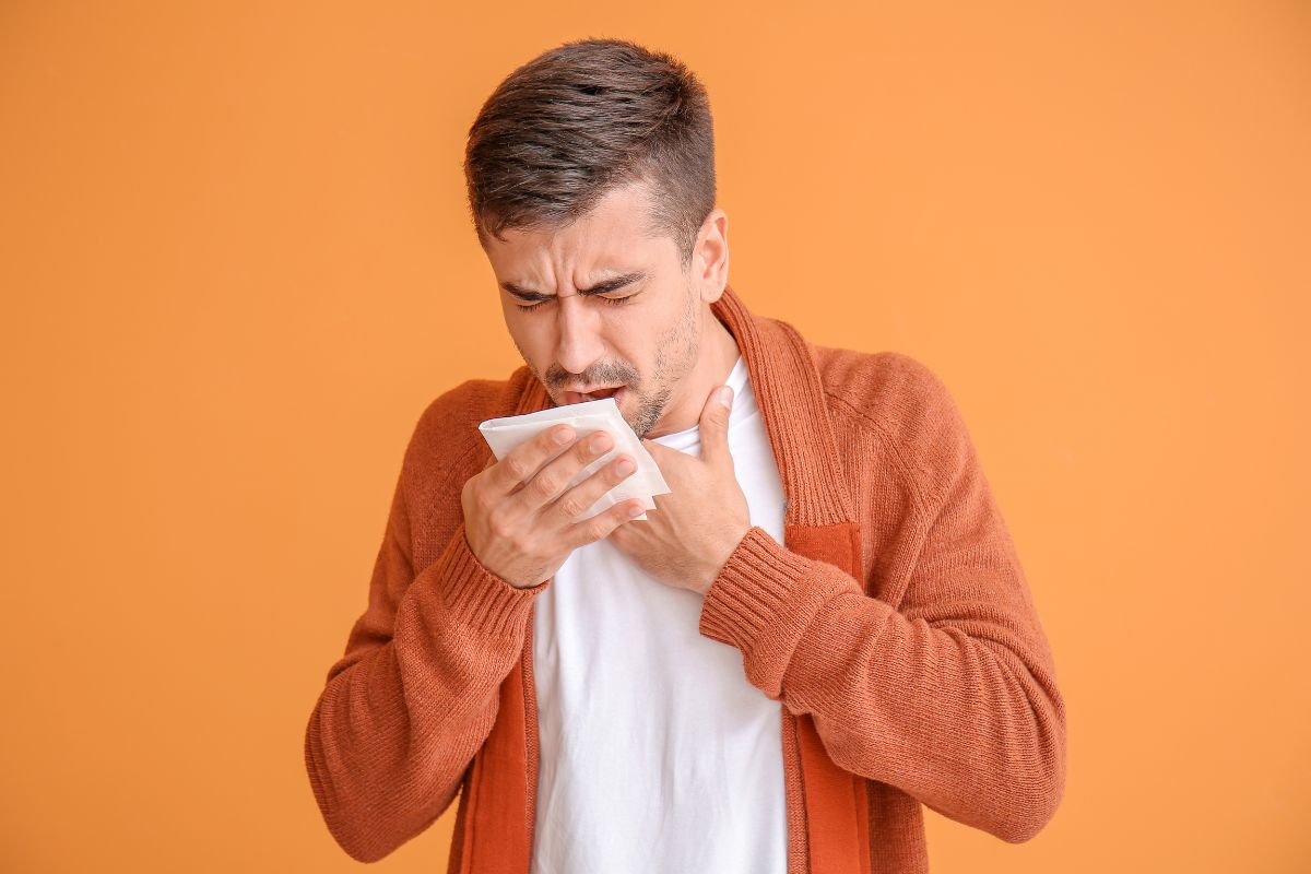 Chá expectorante: para que serve, como funciona e quais são os melhores 1 Homem com tosse para tomar chá expectorante.