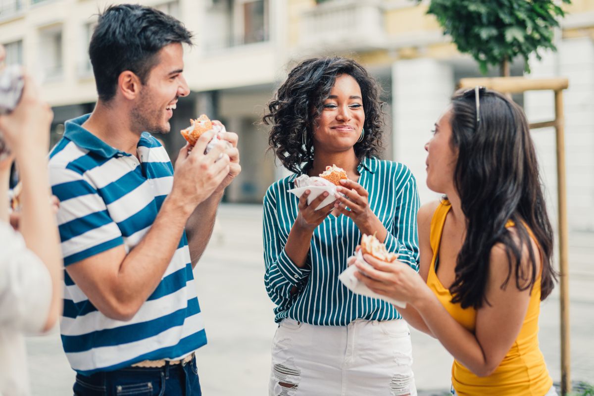 Comer em pé faz mal? Entenda os riscos e o que acontece no seu corpo 1 comer em pé faz mal.