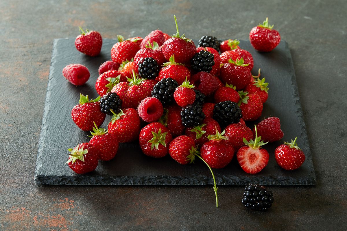 Pequenas, mas poderosas! Conheça os benefícios incríveis das frutas vermelhas 1 frutas vermelhas.