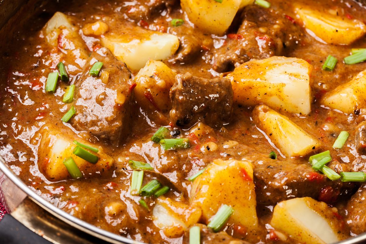 Picadinho de carne com batatas: receita sem segredos e cheia de sabor 1 picadinho de carne com batatas.