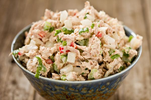 Salada de atum que emagrece: receita proteica, low carb e deliciosa 2 Salada de atum.