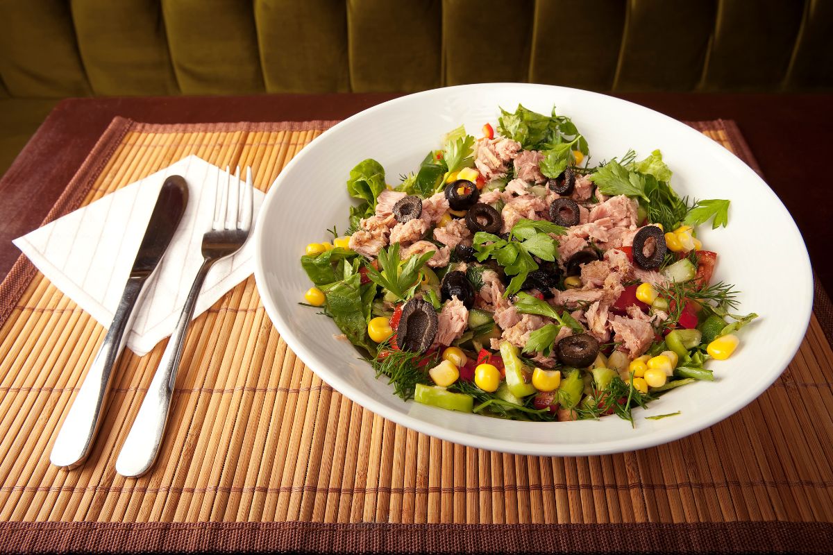 Salada de atum que emagrece: receita proteica, low carb e deliciosa 1 salada de atum.