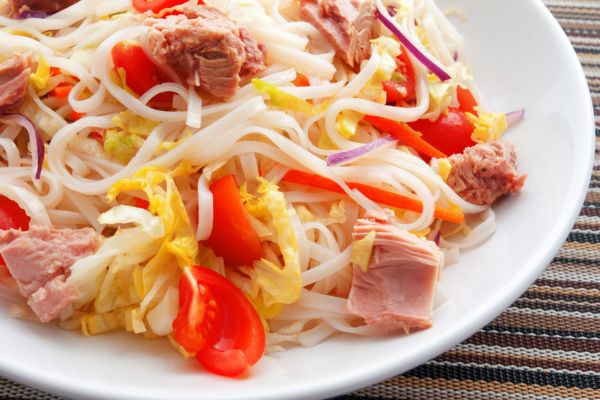 Salada de bifum que parece de restaurante: o segredo para uma refeição viciante em 20 minutos 2 Salada de bifum.