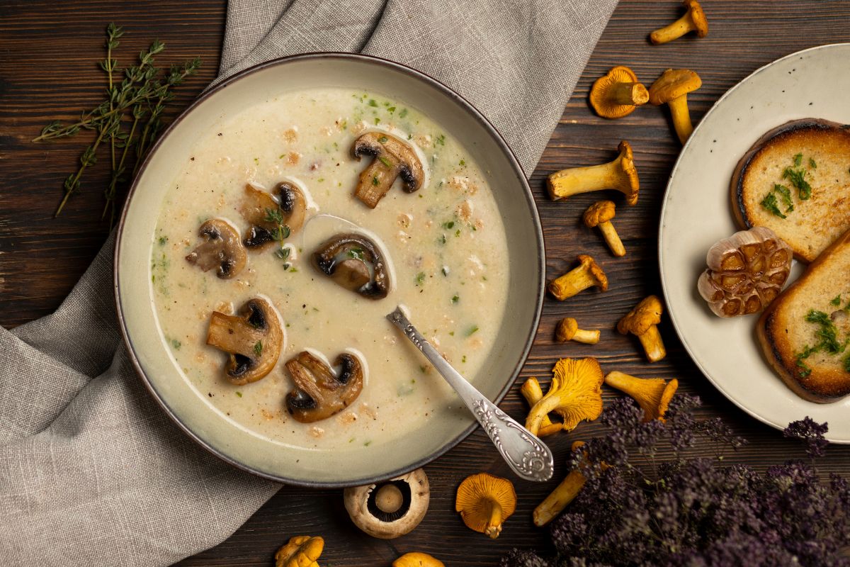 Sopa de cogumelos leve, cremosa e cheia de sabor que vai te encantar 1 Sopa de cogumelos.