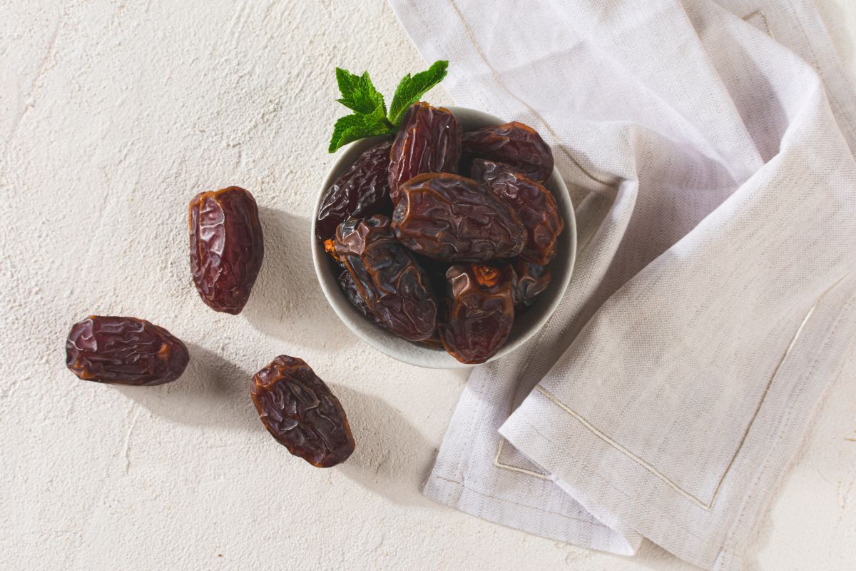 Tâmara solta o intestino? Descubra se essa fruta ajuda mesmo 1 Tâmara solta o intestino.