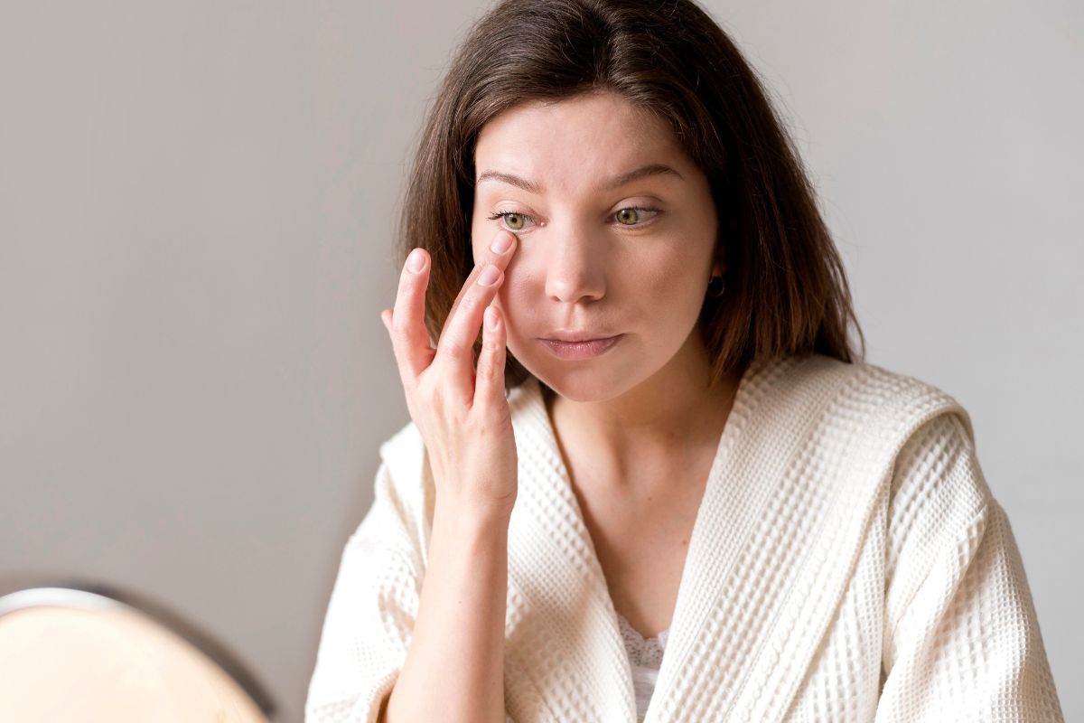 Acordar com os olhos inchados: o que pode ser e como desinchar 1 Acordar com os olhos inchados.