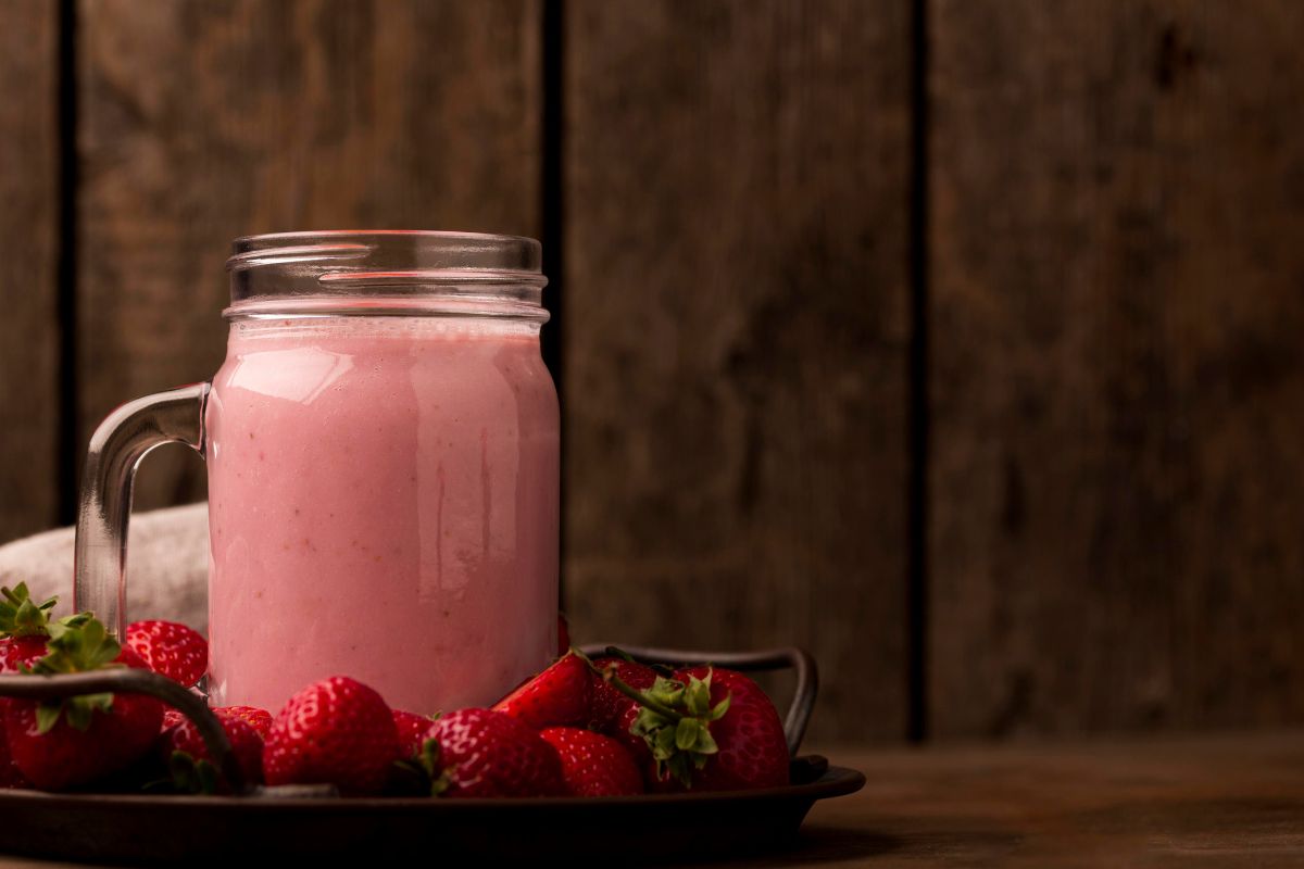 Batida de morango sem álcool: cremosa, nutritiva e deliciosamente saudável 1 Batida de morango sem álcool.