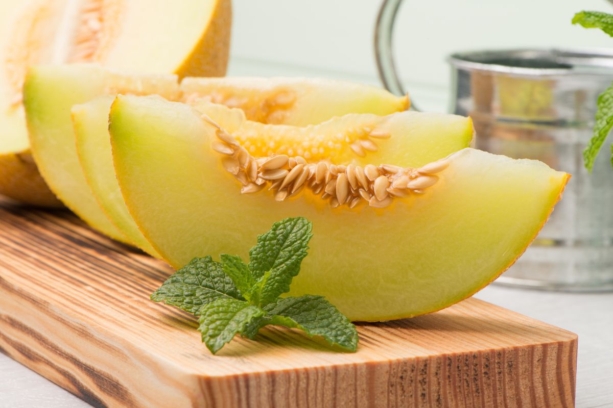 5 benefícios do melão para o útero: descubra como essa fruta pode ajudar a saúde feminina 1 benefícios do melão para o útero.