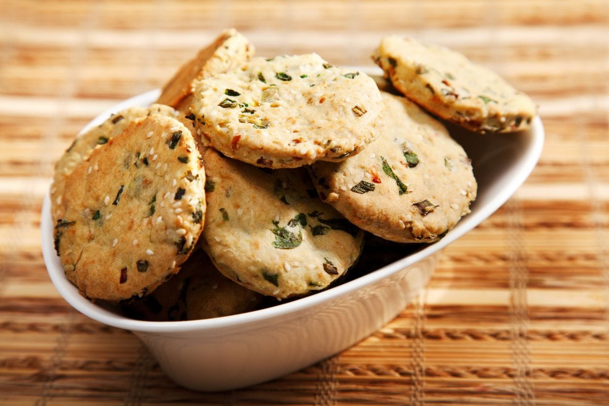 Biscoito de cebola crocante e anti-inflamatório: poucas calorias com muito sabor 1 Biscoito de cebola.
