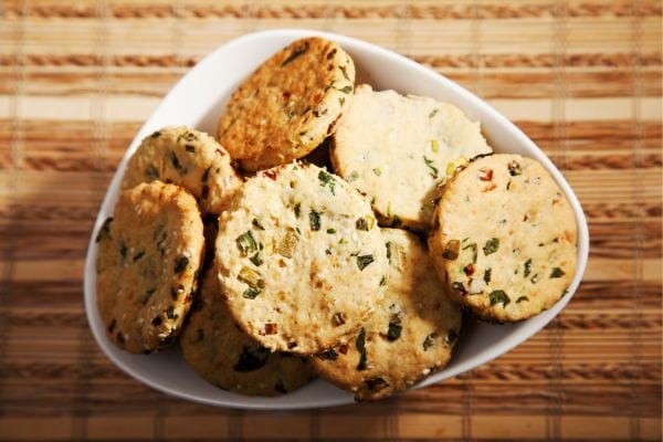 Biscoito de cebola crocante e anti-inflamatório: poucas calorias com muito sabor 2 Biscoito de cebola.