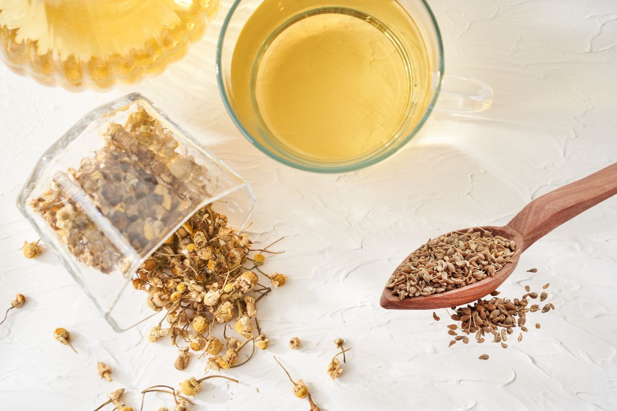 Este chá simples pode ajudar você a dormir melhor e aliviar o estresse naturalmente 1 Chá de camomila com erva-doce.