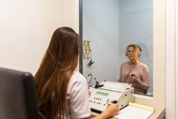 O que é perda auditiva neurossensorial? Causas, sintomas e tratamentos explicados 2 Exame de audiometria.