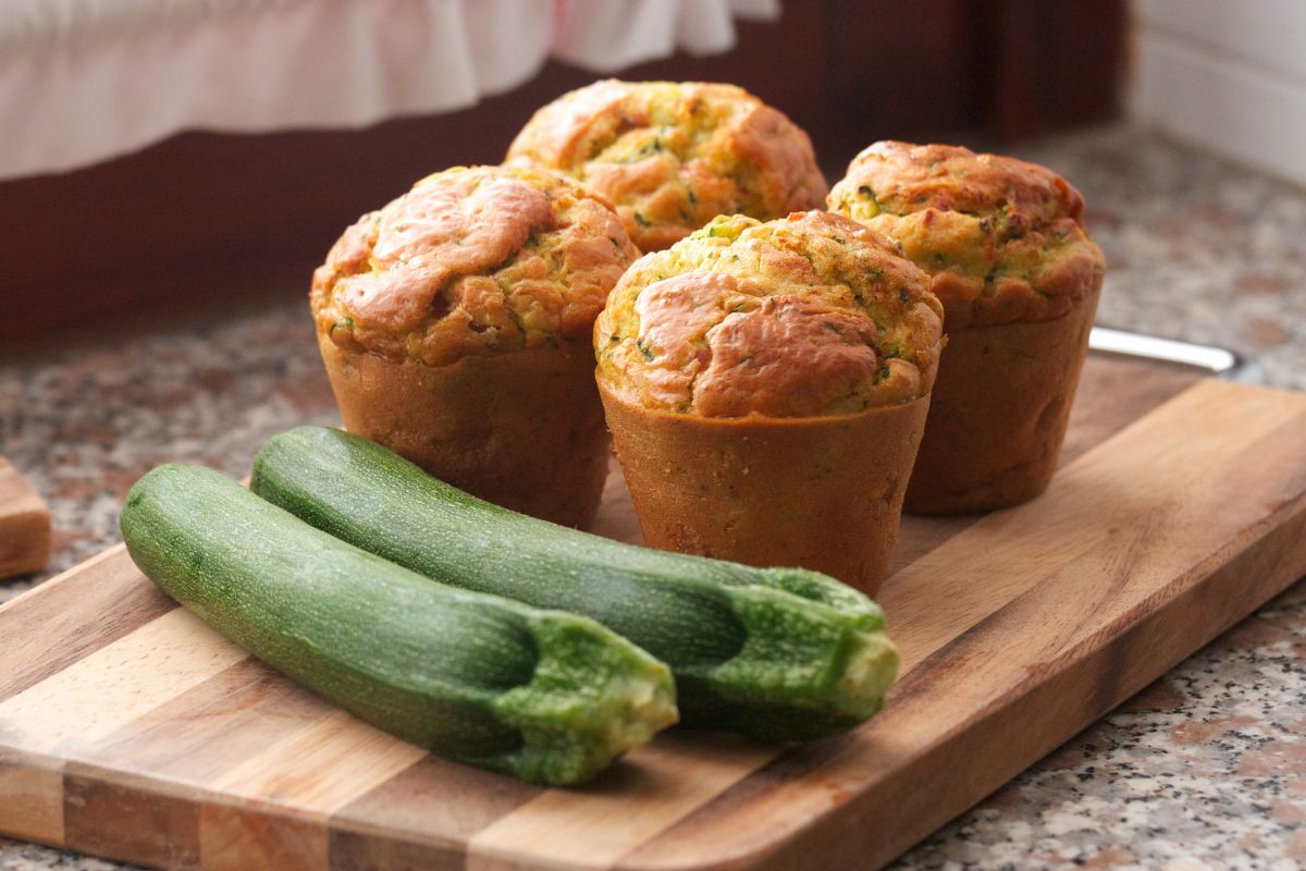 Muffin de abobrinha saudável: lanche saboroso e que rende 12 porções 1 Muffin de abobrinha.