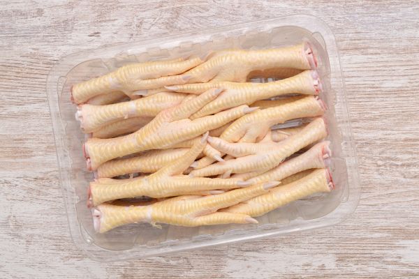 Pé de galinha todo dia: ajuda ou atrapalha? Saiba a quantidade ideal 2 Pé de galinha.