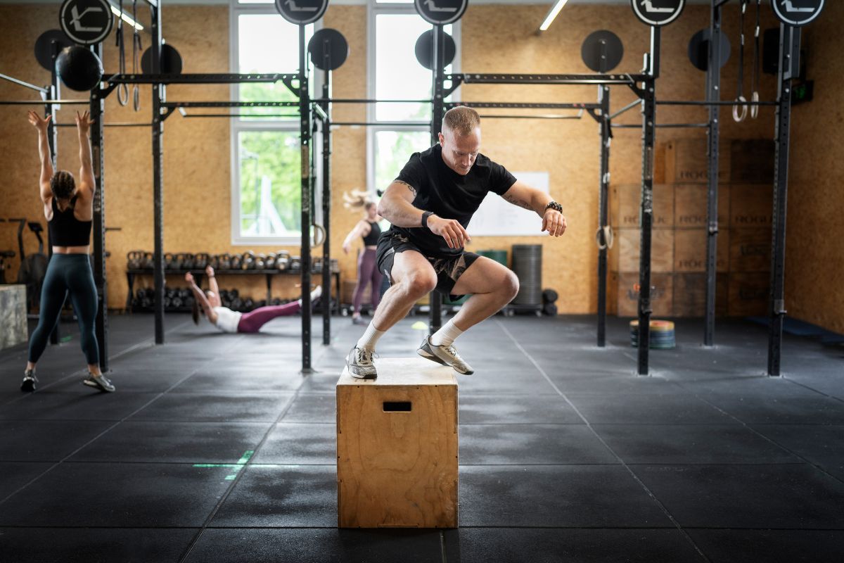 Tem hérnia de disco? Veja se é seguro (ou não) continuar no crossfit e como adaptar o treino 1 Quem tem hérnia de cisco pode fazer Crossfit.