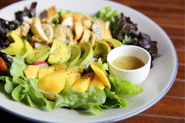 Salada com manga e alface com molho especial: acompanhamento perfeito para suas refeições 2 salada com manga e alface.