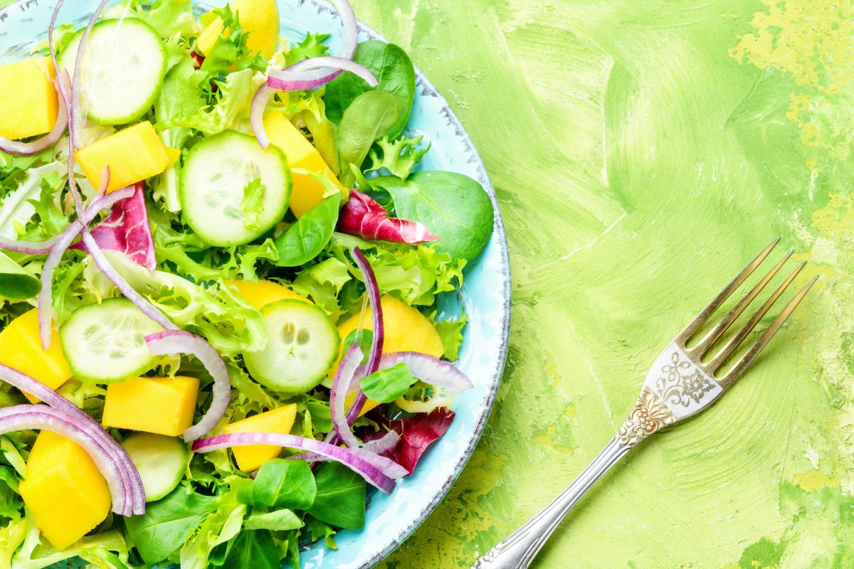 Salada com manga e alface com molho especial: acompanhamento perfeito para suas refeições 1 salada com manga e alface.