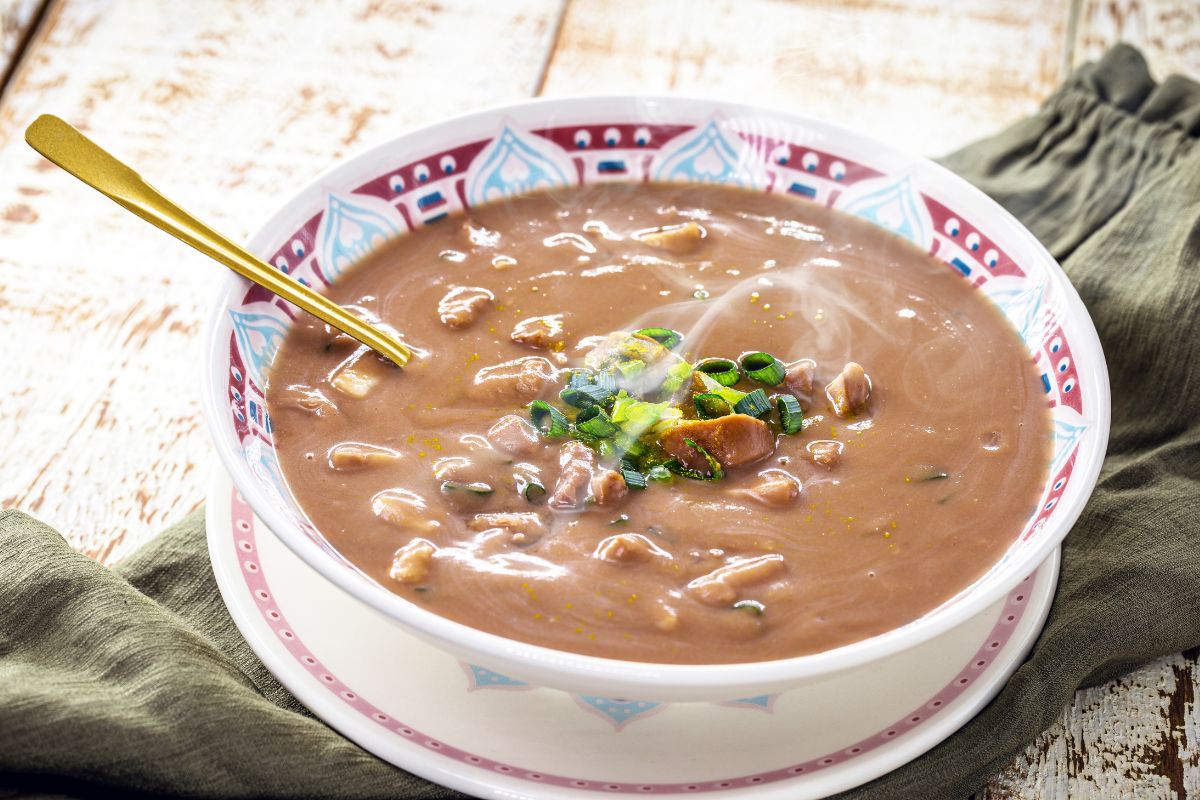 Uma sopa de feijão com carne de dar água na boca: receita saudável, fácil e nutritiva 1 Sopa de feijão com carne.