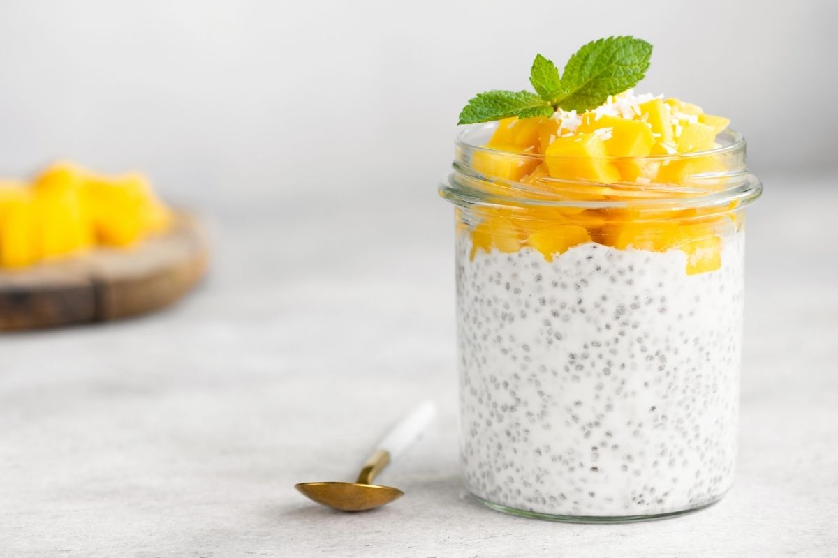 Chia pudding de manga com hortelã: a sobremesa saudável, refrescante e irresistível que você vai querer todo dia 1 Chia pudding de manga com hortelã .