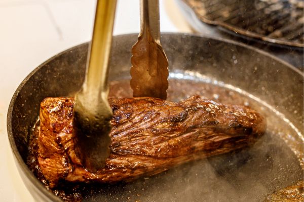 Suculento, saudável e prático: aprenda a fazer um filé mignon suíno na frigideira com molho irresistível 2 Filé mignon suíno na frigideira.