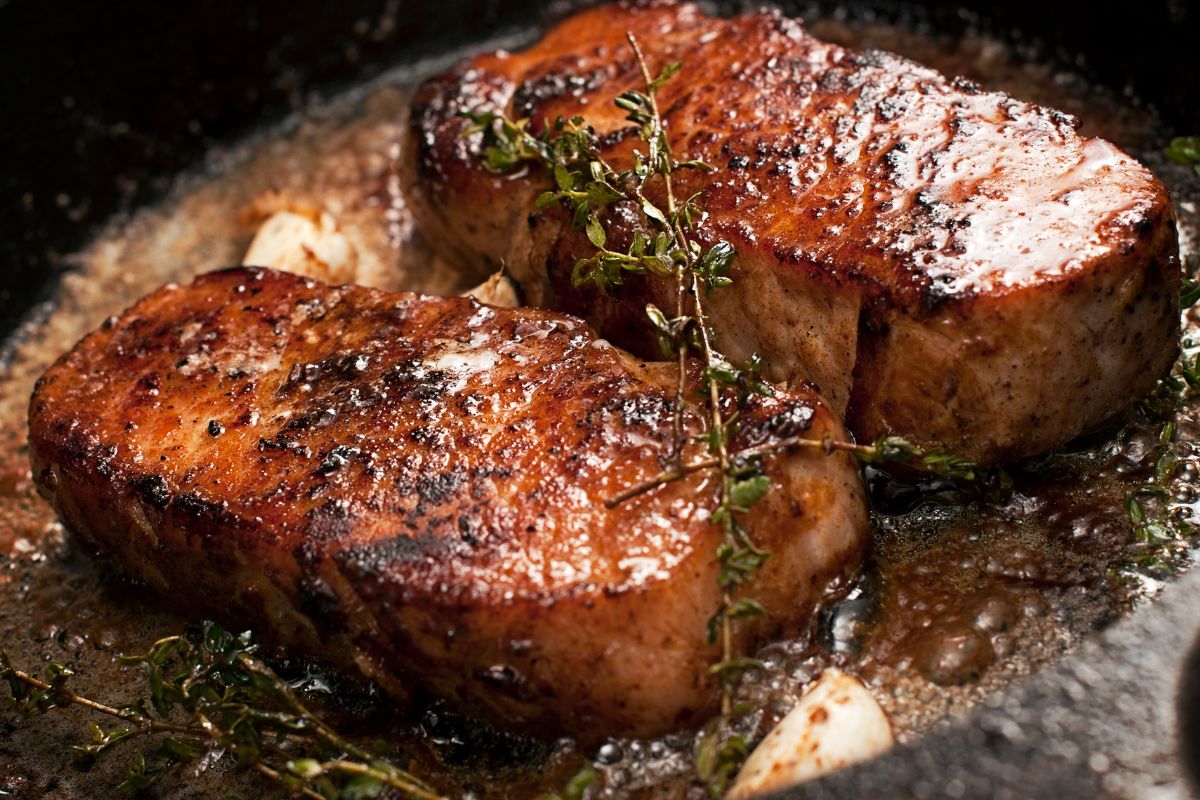 Suculento, saudável e prático: aprenda a fazer um filé mignon suíno na frigideira com molho irresistível 1 Filé mignon suíno na frigideira.