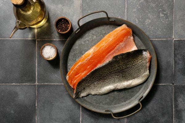 O que fazer com a pele do salmão.