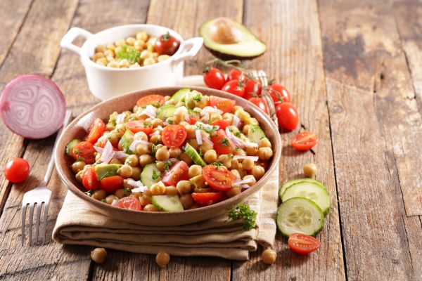 Salada morna de grão-de-bico com legumes e molho de tahine: leve, nutritiva e irresistível 2 Salada morna de grão-de-bico com legumes e molho de tahine.