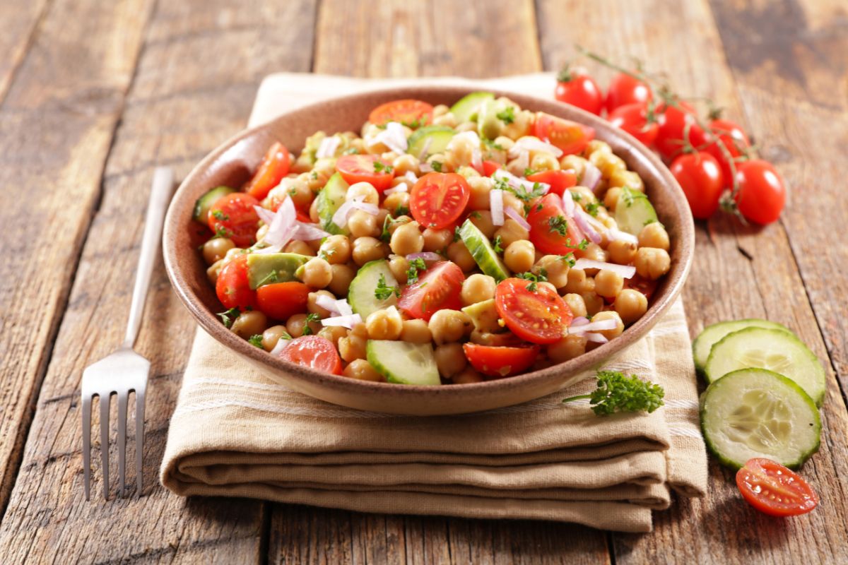 Salada morna de grão-de-bico com legumes e molho de tahine: leve, nutritiva e irresistível 1 Salada morna de grão-de-bico com legumes e molho de tahine.